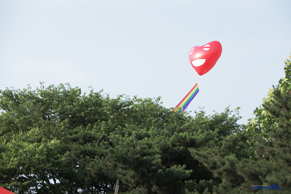 2. 강영민_조는 하트 무지개 (Sleeping Heart Rainbow), 애드벌룬, 현수막 설치, 400x400x30cm(애드벌룬), 90x700cm(현수막), 2015